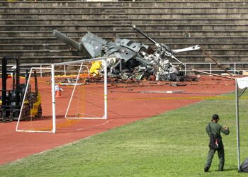 SEBUAH daripada helikopter yang terhempas di Kompleks Sukan TLDM Lumut hari ini. - UTUSAN/MUHAMAD NAZREEN SYAH MUSTHAFA