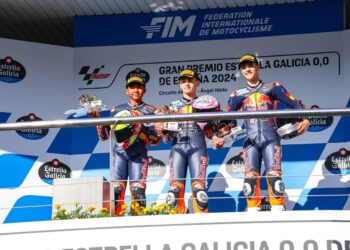 HAKIM Danish (kiri), Alvaro Carpe (tengah) dan Brian Uriarte bersama trofi masing-masing selepas berakhir perlumbaan 2 aksi pembukaan Red Bull MotoGP Rookies Cup 2024 di Litar Jerez, Sepanyol, semalam. - IHSAN ZK Racing