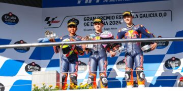 HAKIM Danish (kiri), Alvaro Carpe (tengah) dan Brian Uriarte bersama trofi masing-masing selepas berakhir perlumbaan 2 aksi pembukaan Red Bull MotoGP Rookies Cup 2024 di Litar Jerez, Sepanyol, semalam. - IHSAN ZK Racing