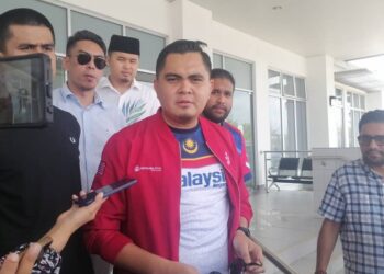 DR. MUHAMAD Akmal Saleh ketika ditemui pemberita selepas selesai memberi keterangan di Ibu pejabat Polis Daerah Kota Kinabalu, Sabah, semalam.