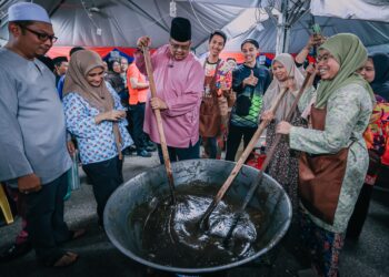 AB. RAUF Yusoh mengacau dodol pada Majlis Penutup Festival Kuih Tradisional Aidilfitri dan Pelita Raya Melaka 2024 di Dataran Riverside Sungai Rambai, Jasin, Melaka. - UTUSAN/AMRAN MULUP