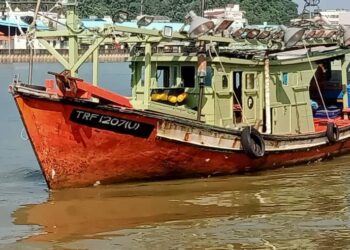 BOT yang dinaiki Abdullah Dueramee bersama rakannya ketika keluar menangkap ikan di perairan Kemaman, sejak Jumaat lalu.