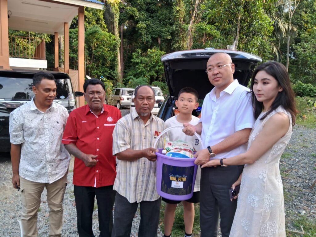 Pelabur China sumbang duit raya kepada 15 asnaf di Pulau Tawar