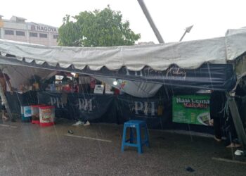 KANOPI gerai milik Fiefy Feizuan Mahmood yang rosak akibat dipukul ribut di Bazar Ramadan Bandar Utama, Segamat.