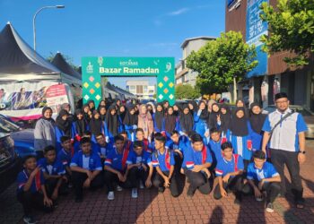 SERAMAI 48 pelajar asnaf Akademi Yasa-Muip diraikan dan menerima sumbangan pada majlis berbuka puasa anjuran syarikat pengendali Bazar Ramadan KotaSAS, RJ7 Exito di Kuantan, Pahang.