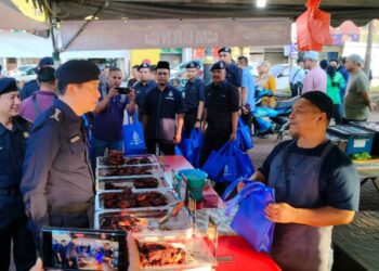 YAHAYA Othman (kiri) melakukan sesi tinjauan sempena Program Pencegahan Jenayah bertempat di Bazar Ramadan Mahkota Square di Kuantan, Pahang.