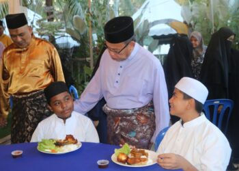 ABDUL FATTAH Abdullah (tengah) menyantuni pelajar tahfiz sempena program tanggungjawab sosial korporat di Vanila Amani Temerloh di Temerloh, Pahang. - FOTO/SALEHUDIN MAT RASAD