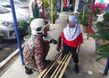 KAKI kanan seorang murid perempuan tersepit pada jeriji besi longkang di sekolahnya di Raub, Pahang. - IHSAN BBP RAUB