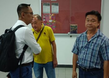 LEE SWEE HUAT (kanan) didakwa di Mahkamah Sesyen Johor Bahru atas pertuduhan memberi rasuah sebanyak RM500 kepada pembantu penguat kuasa MBIP.
