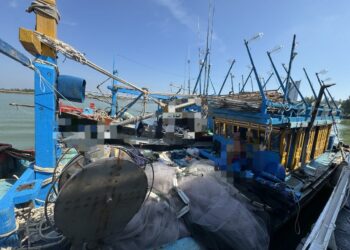 KEADAAN dua daripada tiga bot nelayan Vietnam yang ditahan di muara Kuala Terengganu, semalam.