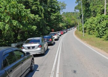 KEADAAN trafik dari Kampung Relong menghala ke Kampung Kechau Tui mengalami kesesakan jalan raya hari ini.