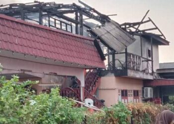 KEADAAN rumah didiami tiga beranak pengusaha nasi dagang yang terbakar di Kampung Bukit Besar, Kuala Terengganu, semalam. - UTUSAN/TENGKU DANISH BAHRI TENGKU YUSOFF