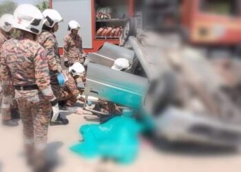 ANGGOTA bomba sedang mengeluarkan mayat pasangan suami isteri yang meninggal dunia apabila kereta Perodua Kancil dinaiki terbabas di Kilometer 8, Lingkaran Tengah Utama (CSR) Lipis-Merapoh di Lipis, Pahang. - FOTO/BBP KUALA LIPIS