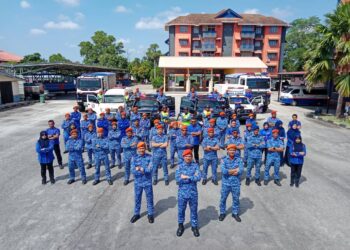 Mohd. Rosman (hadapan) bersama pegawai dan anggota APM Terengganu yang terlibat dalam Majlis Pelancaran Ops Prihatin di Kuala Nerus, hari ini. - UTUSAN/TENGKU DANISH BAHRI TENGKU YUSOFF