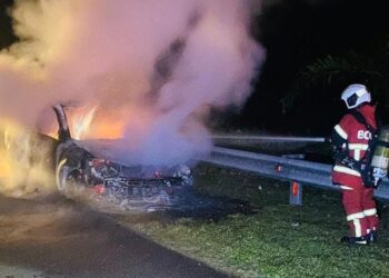 ANGGOTA bomba memadamkan kebakaran sebuah kereta Proton Saga berhampiran simpang tiga Jalan Baru Renggam-Ulu Belitong, Kluang.
