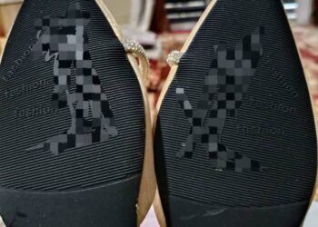 SEPASANG kasut bertumit tinggi seakan-akan tertera kalimah Allah yang dijual di sebuah pusat beli-belah di Johor Bahru.