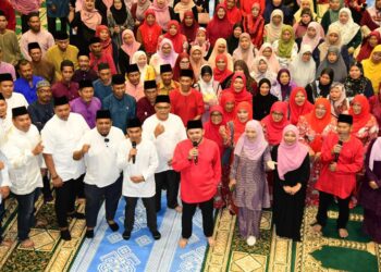 FATHUL Bari Mat Jahya bersama sayap-sayap serta cawangan UMNO Kangar menyampaikan ucapan raya pada majlis iftar dan rakaman takbir raya di Dewan Warisan, Kangar, Perlis semalam.-UTUSAN/IZLIZAN OTHMAN