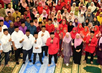 FATHUL Bari Mat Jahya bersama sayap-sayap serta cawangan UMNO Kangar menyampaikan ucapan raya pada majlis iftar dan rakaman takbir raya di Dewan Warisan, Kangar, Perlis semalam.-UTUSAN/IZLIZAN OTHMAN