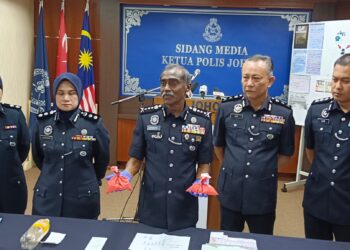 M. KUMAR (tengah) menunjukan barangan yang dirampas daripada ahli sindiket along dalam sidang akhbar di IPK Johor, Johor Bahru.