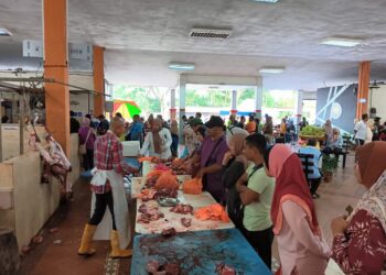 ORANG ramai beratur panjang bagi membeli daging lembu segar di Pasar Bunga Cengkih, Bandar Baru Lipis di Lipis, Pahang sebagai persiapan bagi menyediakan hidangan sempena Aidilfitri yang bakal tiba.