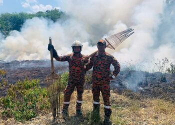 ANGGOTA bomba sedang mengawal dan melakukan pemadaman kebakaran di sebuah belukar berdekatan jalan raya di Lipis, Pahang - FOTO/BALAI BOMBA KUALA LIPIS