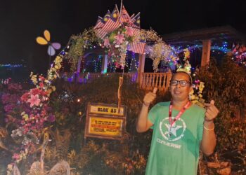 ZAABA Zainal Abidin ceria menyertai program Pelita Raya Jengka di Hati di Felda Raya Jengka 14 di Maran, Pahang. - FOTO/SALEHUDIN MAT RASAD