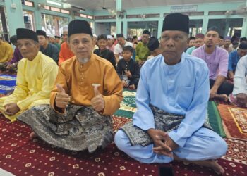 RAZAK Daud (depan, tengah) gembira apabila kempen mengajak perantau pulang menyambut Aidilfitri di Felda Jengka 24 di Jerantut, Pahang berjaya apabila lebih 2,000 anak perantauan pulang menyambut Syawal bersama keluarga tercinta.