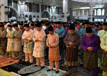 SULTAN Mizan Zainal Abidin (empat dari kanan) menunaikan solat sunat Aidilfitri di Masjid Al-Muktafi Billah Shah, Ladang, Kuala Terengganu, pagi tadi. - UTUSAN/PUQTRA HAIRRY ROSLI