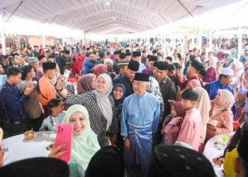 AL-SULTAN ABDULLAH Ri’ayatuddin Al-Mustafa Billah Shah (tengah) berswafoto bersama tetamu yang hadir pada Majlis Rumah Terbuka Aidilfitri Sultan Pahang di Lurah Semantan di Temerloh, Pahang. - FOTO/SHAIKH AHMAD RAZIF