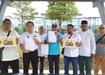 MADYASIR Ahmad Basir (dua dari kiri) dan sebahagian Ahli Jawatankuasa Pemuda UMNO Bahagian Pasir Gudang membuat laporan di Ibu pejabat Polis Daerah Seri Alam, Johor Bahru.