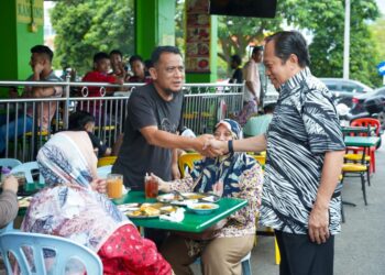 AHMAD Maslan bersalaman dengan orang ramai di sebuah restoran sebelum menghadiri mesyuarat jawatankuasa persiapan Rumah Terbuka Aidilfitri Parlimen Pontian di Benut, Pontian.