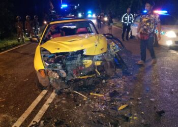 PROTON Wira yang dinaiki empat sekeluarga remuk selepas terlibat dalam kemalangan di Jalan Kampung Paya Rumput, Alor Gajah, Melaka.