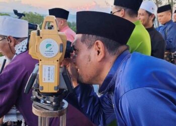 ROSLAN Umar membuat cerapan hilal Syawal di Balai Cerap ESERI UniSZA di Kuala Nerus, Terengganu, baru-baru ini.