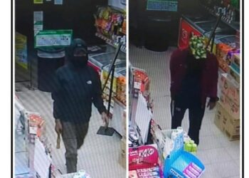 RAKAMAN kamera litar tertutup (CCTV) menunjukkan dua lelaki melakukan samun di sebuah kedai serbaneka di bandar Pekan Nanas, Pontian.