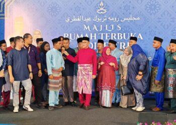 WAN ROSDY Wan Ismail (tengah) hadir pada Majlis Hari Raya Aidilfitri Menteri Besar di Laman Sejahtera Jelai, Sungai Koyan di Lipis, Pahang. - FOTO/SALEHUDIN MAT RASAD