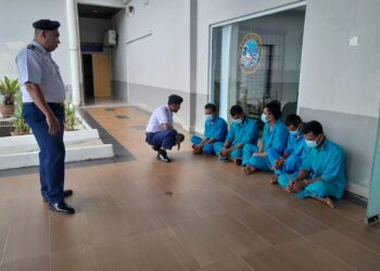 KUMPULAN perompak yang berjaya ditahan kerana disyaki menyamun dan melarikan besi buruk di perairan Tanjung Penyusop, Kota Tinggi.