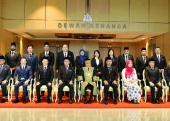 MOHD. NOORAZAM Osman (tengah) bergambar bersama-sama barisan Ahli Majlis MBJB di Menara MBJB, Johor Bahru.