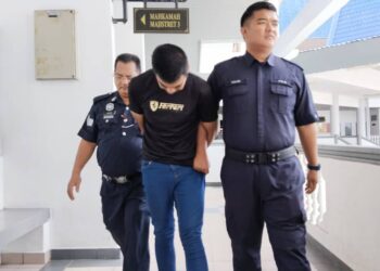 TERTUDUH mengaku bersalah di Mahkamah Majistret, Ayer Keroh, Melaka atas pertuduhan mengaibkan dan mencederakan teman wanitanya. - UTUSAN/MUHAMMAD SHAHIZAM TAZALI