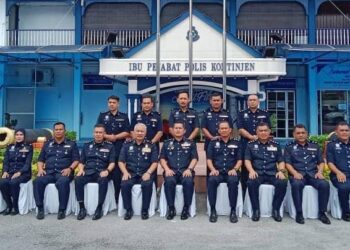MAZLI Mazlan (barisan hadapan, tengah) bersama ketua-ketua polis daerah dan ketua-ketua jabatan PDRM Terengganu bergambar selepas Majlis Serah Terima Tugas di Kuala Terengganu, hari ini. - UTUSAN/TENGKU DANISH PUQTRA HAIRRY ROSLI