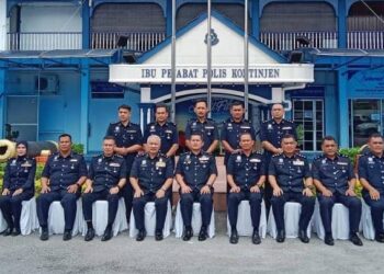 MAZLI Mazlan (barisan hadapan, tengah) bersama ketua-ketua polis daerah dan ketua-ketua jabatan PDRM Terengganu bergambar selepas Majlis Serah Terima Tugas di Kuala Terengganu, hari ini. - UTUSAN/TENGKU DANISH PUQTRA HAIRRY ROSLI
