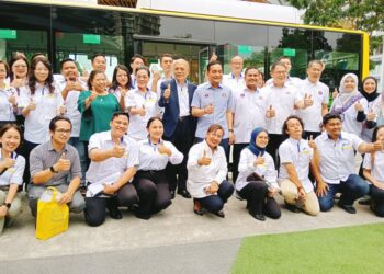 MOHAMAD FAZLI Mohamad Salleh (empat dari kanan) bersama Onn Hafiz Ghazi bergambar bersama-sama tenaga kerja operator bas, Handal Indah di Medini Mall, Iskandar Puteri.