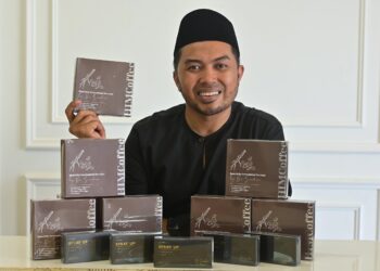AHMAD Samhan Awang menunjukkan produk kesihatan lelaki yang dijual di Him Clinic di Kuala Terengganu, semalam. - UTUSAN/PUQTRA HAIRRY ROSLI