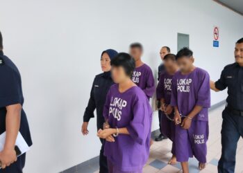 KESEMUA suspek dibawa ke Mahkamah Majistret, Ayer Keroh, Melaka untuk mendapatkan perintah reman. - UTUSAN/MUHAMMAD SHAHIZAM TAZALI