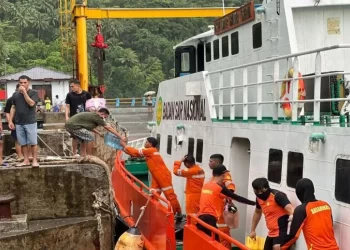 ANGGOTA Basarnas Manado memberikan bantuan kepada mangsa letusan Gunung Ruang. -ANTARA