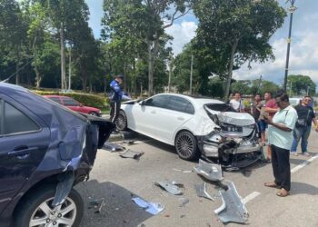 SEBAHAGIAN kenderaan yang rosak akibat dirempuh sebuah bas di persimpangan lampu Isyarat Jalan Tan Swee Hoe-Jalan Kluang, Batu Pahat.
