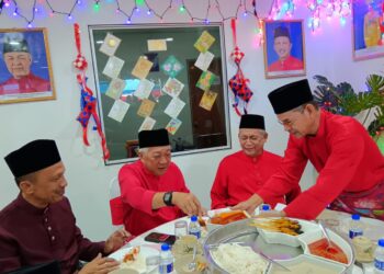 BUNG Moktar Radin (dua dari kiri) menjamu selera pada majlis sambutan Aidilfitri peringkat UMNO Bahagian Kuala Nerus di Kuala Nerus, hari ini. - UTUSAN/PUTERA HAIRRY ROSLI