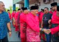BUNG Moktar Radin (tengah) bersalaman dengan ahli UMNO yang hadir pada majlis sambutan Aidilfitri peringkat UMNO Bahagian Kuala Nerus di Kuala Nerus, hari ini.  - UTUSAN/TENGKU DANISH BAHRI TENGKU YUSOFF