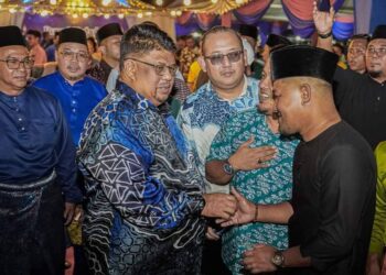 AB. RAUF Yusoh bersalaman dengan orang ramai ketika Majlis Rumah Terbuka Hari Raya Aidilfitri DUN Merlimau di Dataran Orang Kampung, Jasin, Melaka.