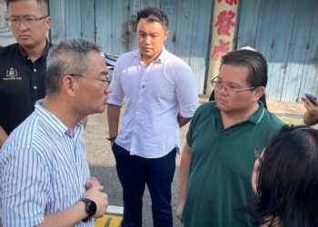 KERK Chee Yee (tengah) bersama Khoo Poay Tiong (kiri) melakukan tinjauan di Jambatan Chan Koon Cheng, Banda Hilir, Melaka.