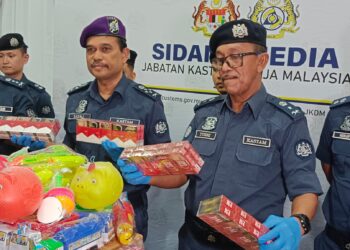 SAZALI Mohamed (tiga dari kanan) dan Aminul Izmeer Mohd. Sohaimi menunjukkan rokok seludup yang disita oleh pihak kastam dalam dua buah kontena di PTP, Gelang Patah dalam sidang akhbar di Menara Kastam, Johor Bahru.